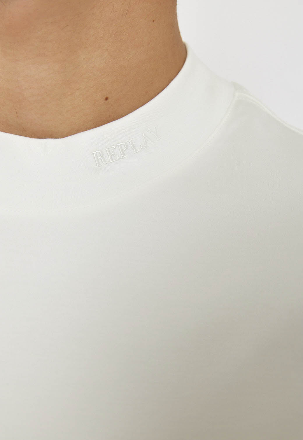 טי-שירט לגברים בצבע לבן