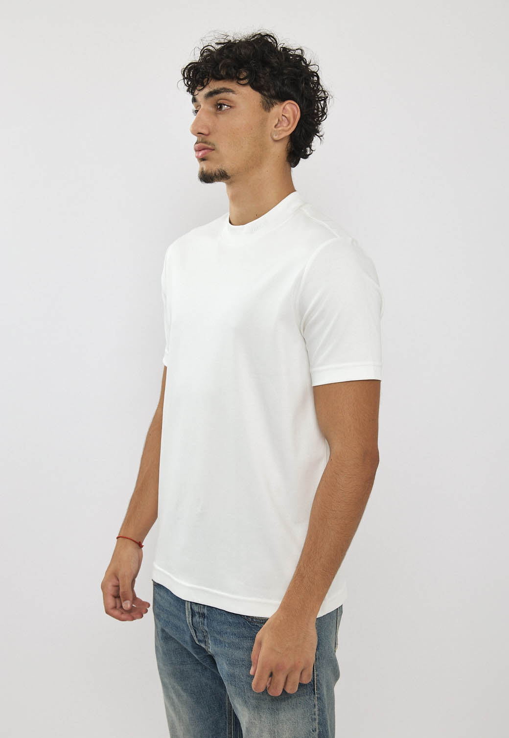 טי-שירט לגברים בצבע לבן