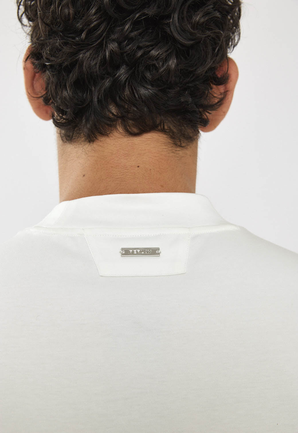 טי-שירט לגברים בצבע לבן