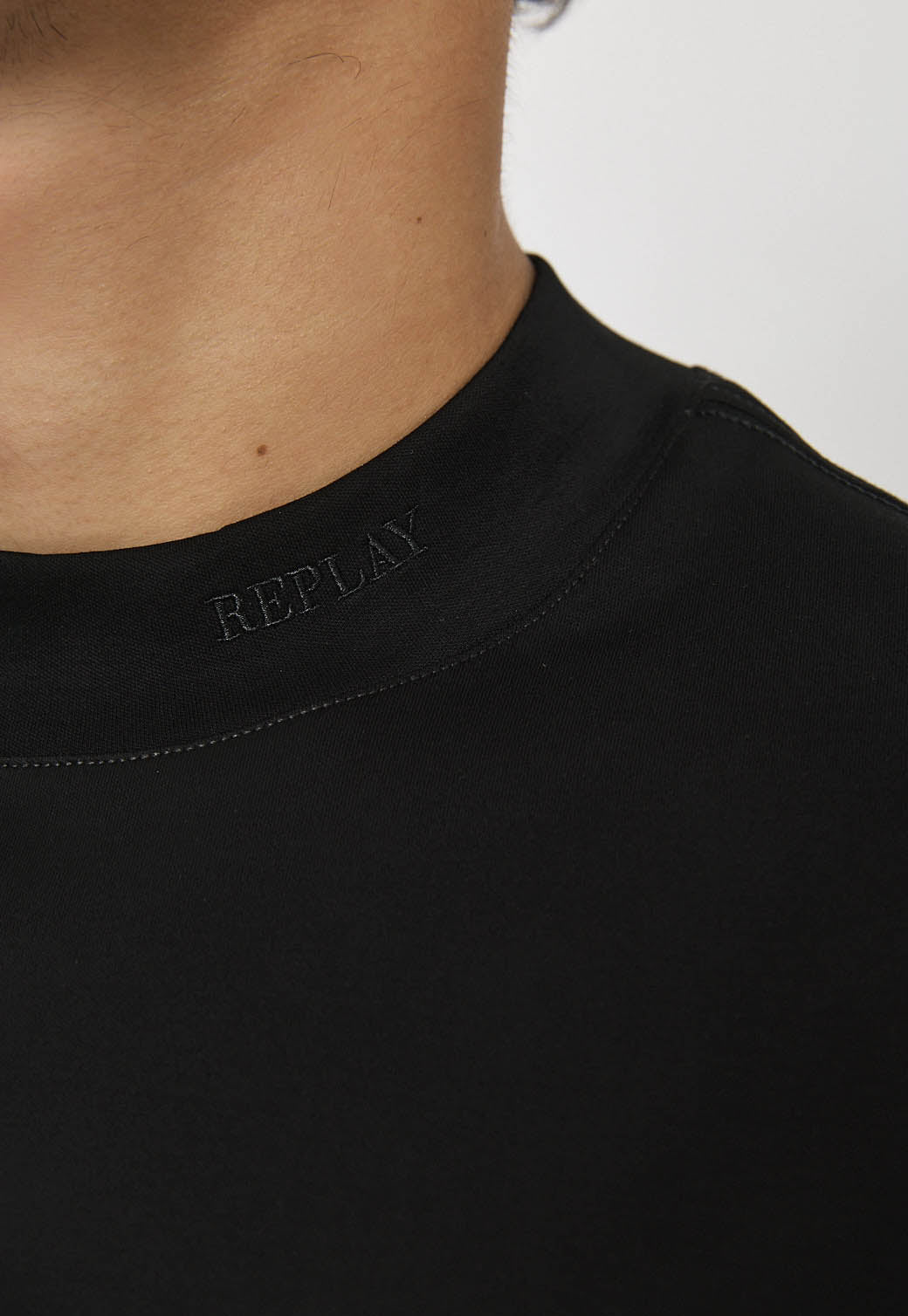 טי-שירט לגברים בצבע שחור