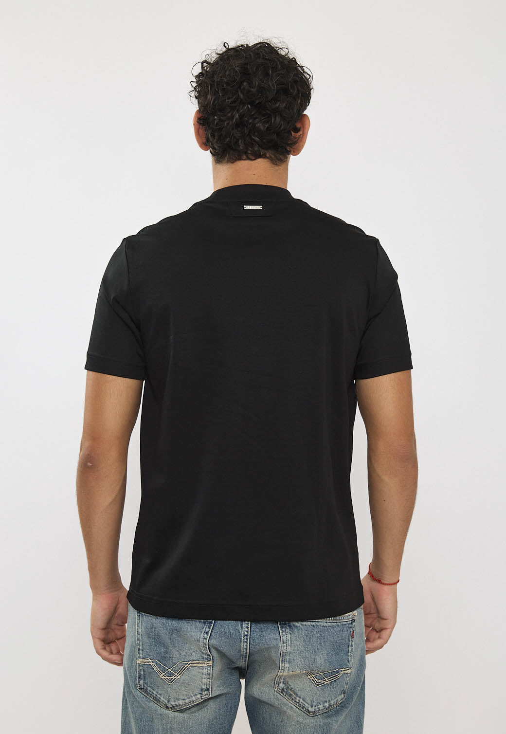 טי-שירט לגברים בצבע שחור