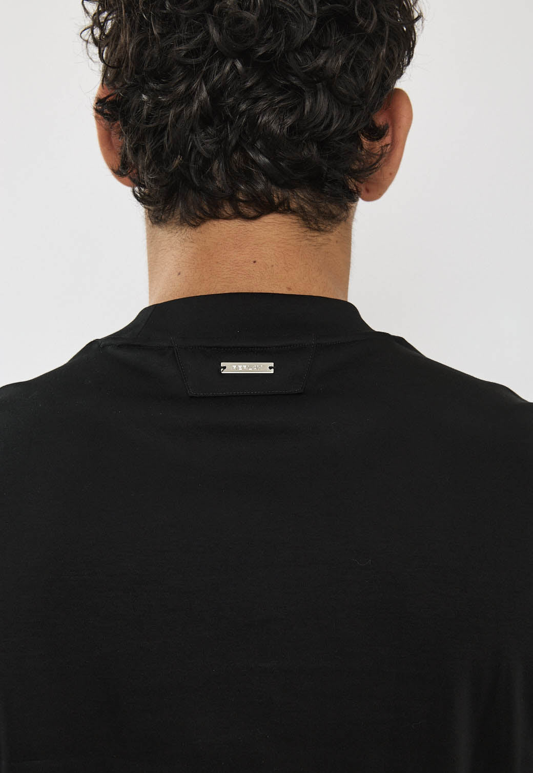 טי-שירט לגברים בצבע שחור