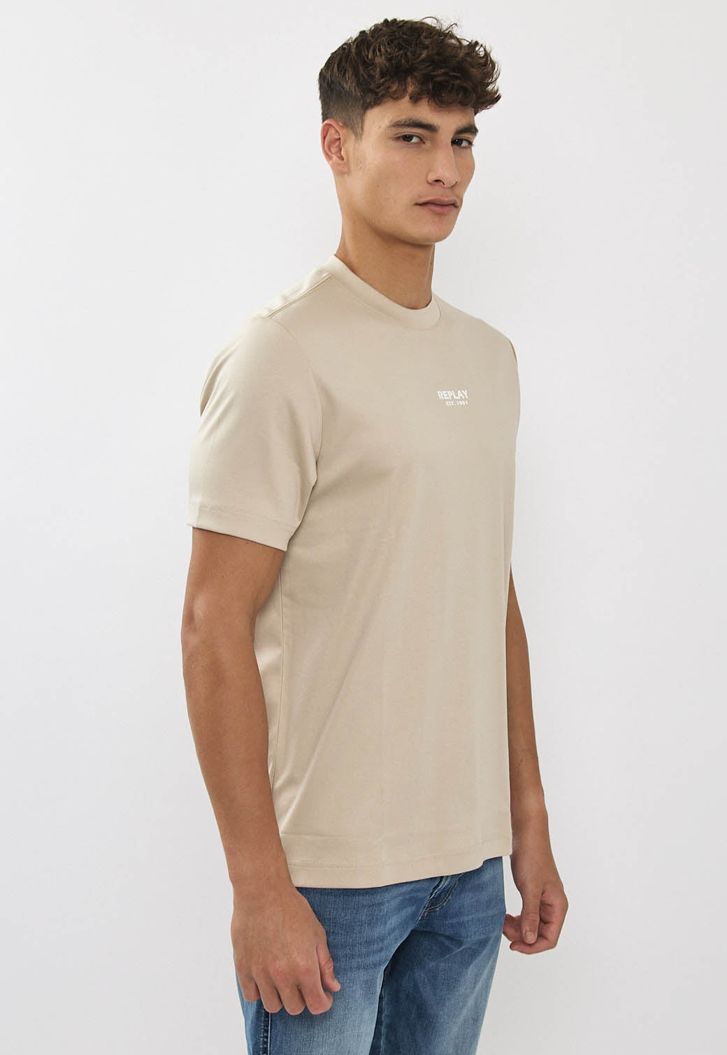 טי-שירט לגברים בצבע בז׳ בהיר עם לוגו