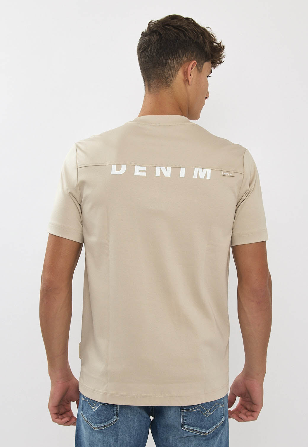 טי-שירט לגברים בצבע בז׳ בהיר עם לוגו