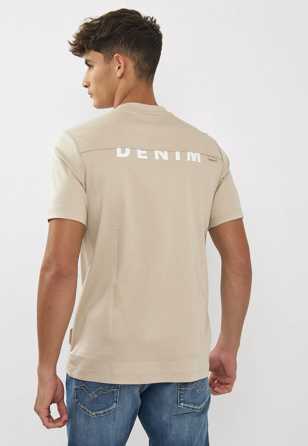 טי-שירט לגברים בצבע בז׳ בהיר עם לוגו