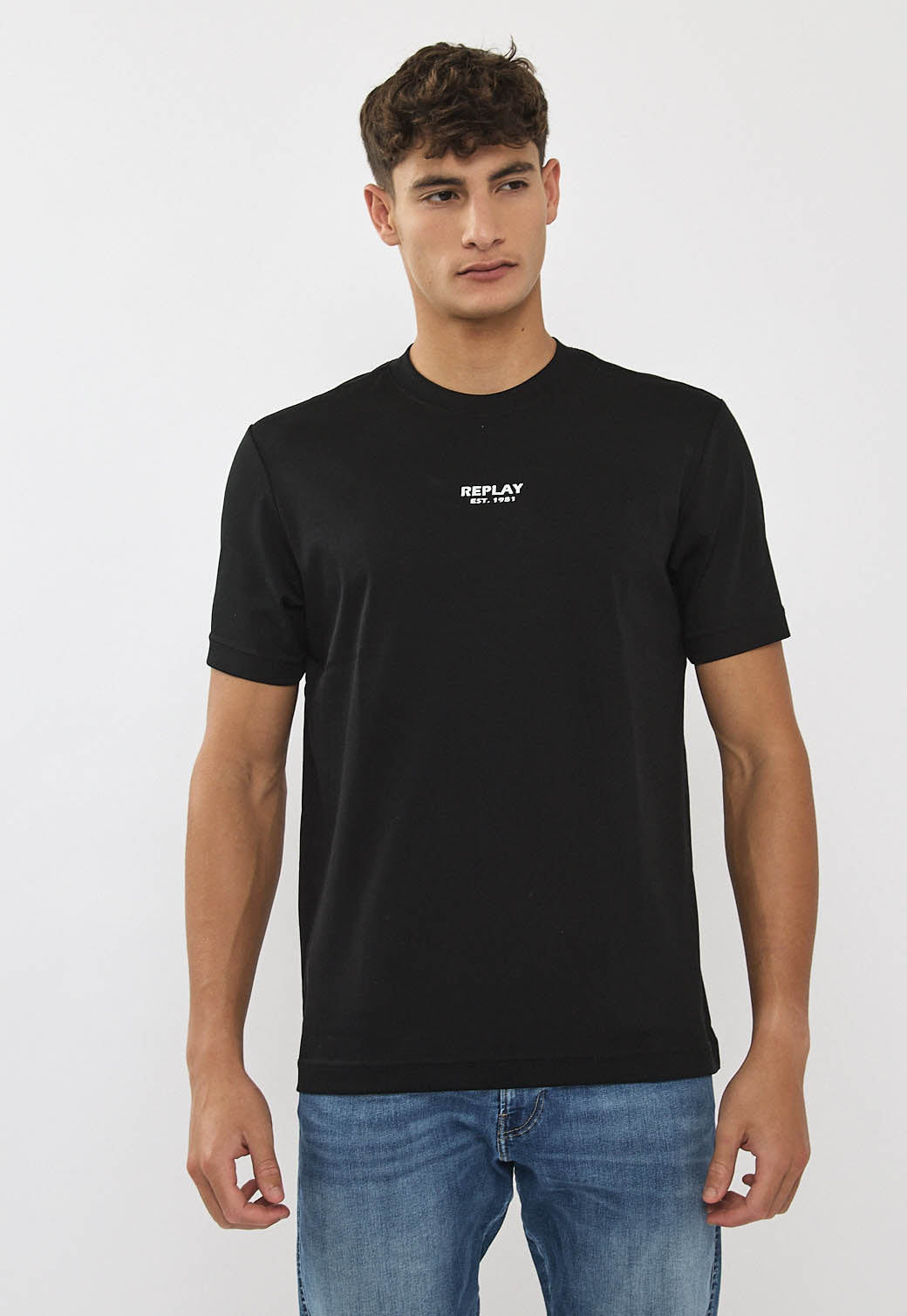 טי-שירט לגברים בצבע שחור עם לוגו קדמי