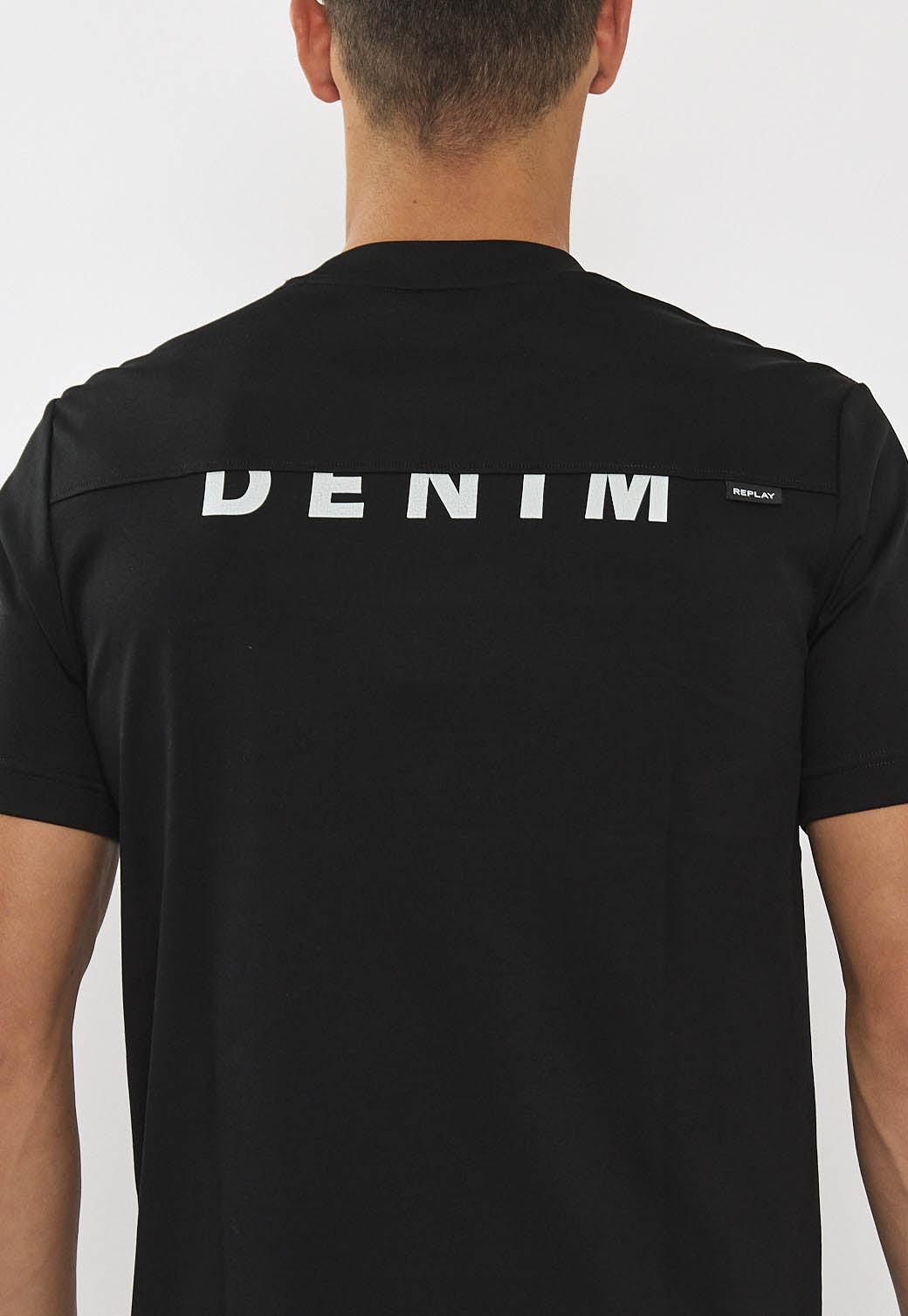 טי-שירט לגברים בצבע שחור עם לוגו קדמי