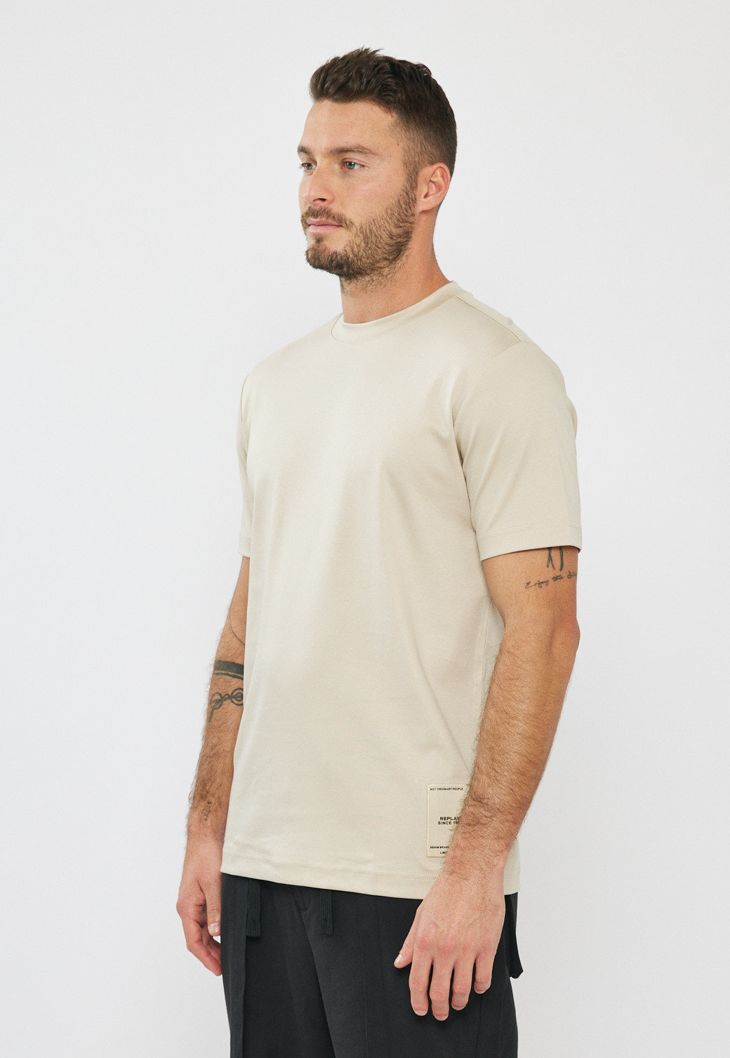 טי-שירט לגברים בצבע בז’ בהיר עם לוגו בצד