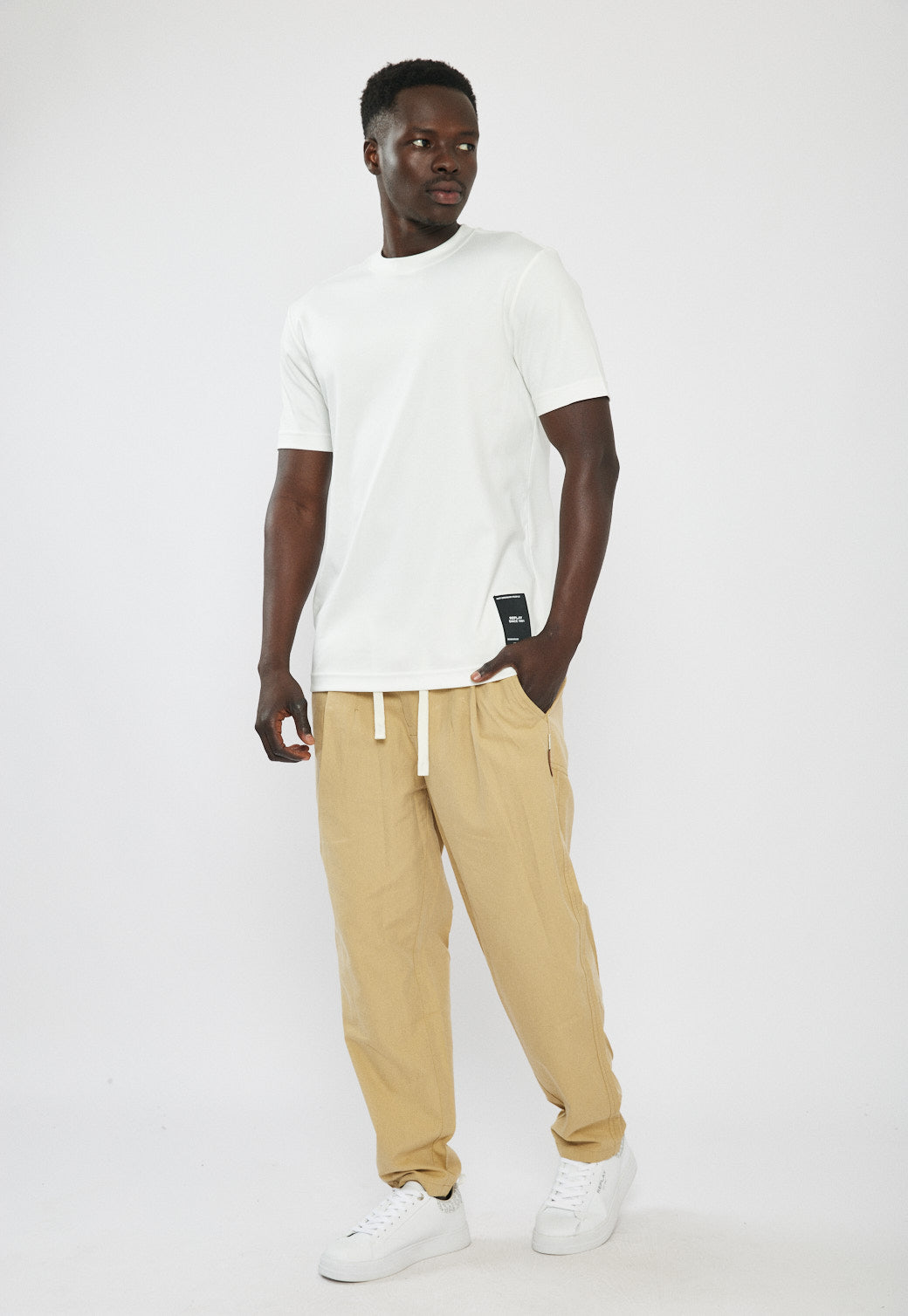 טי-שירט לגברים בצבע לבן עם לוגו