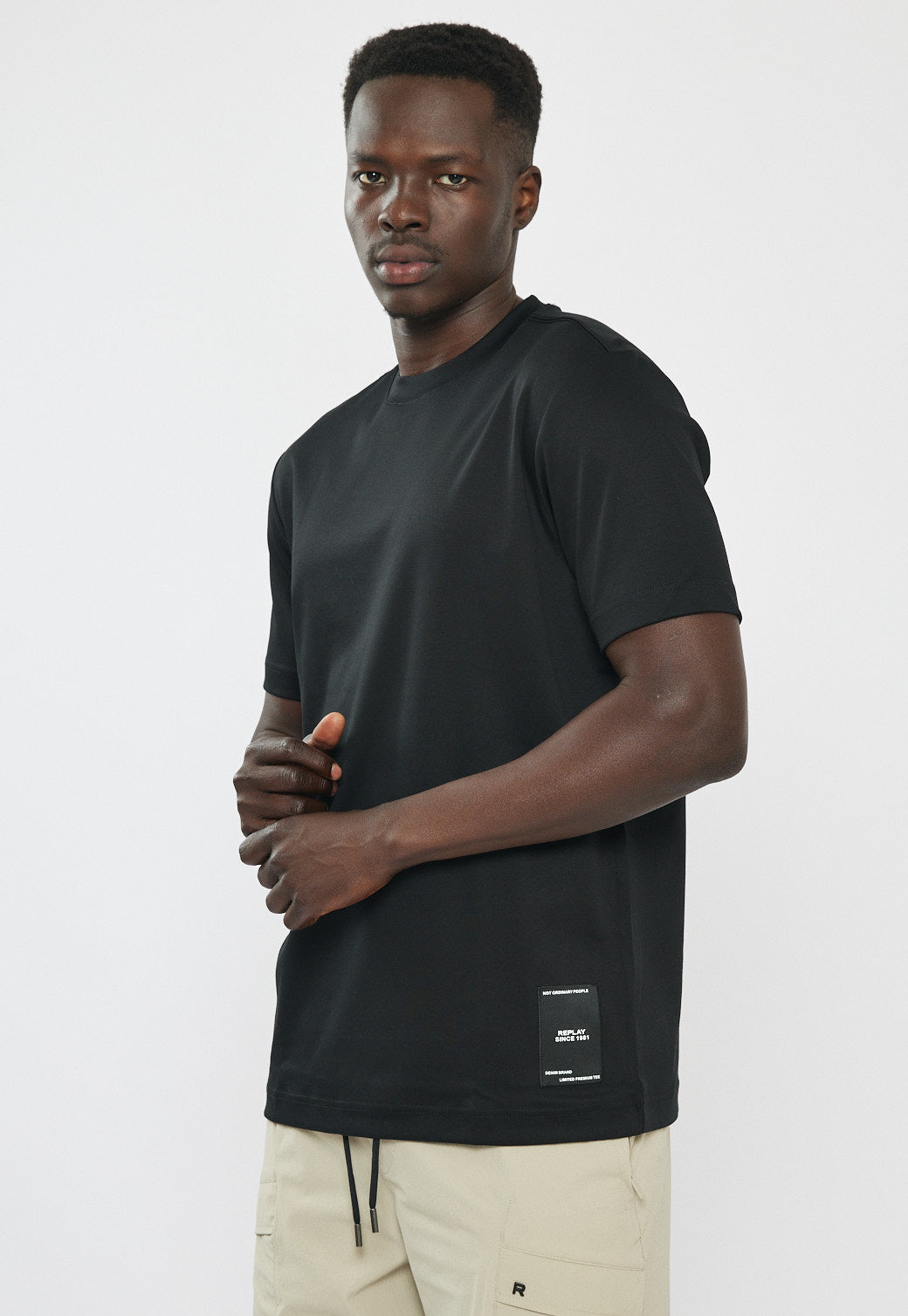 טי-שירט לגברים בצבע שחור עם לוגו צדדי