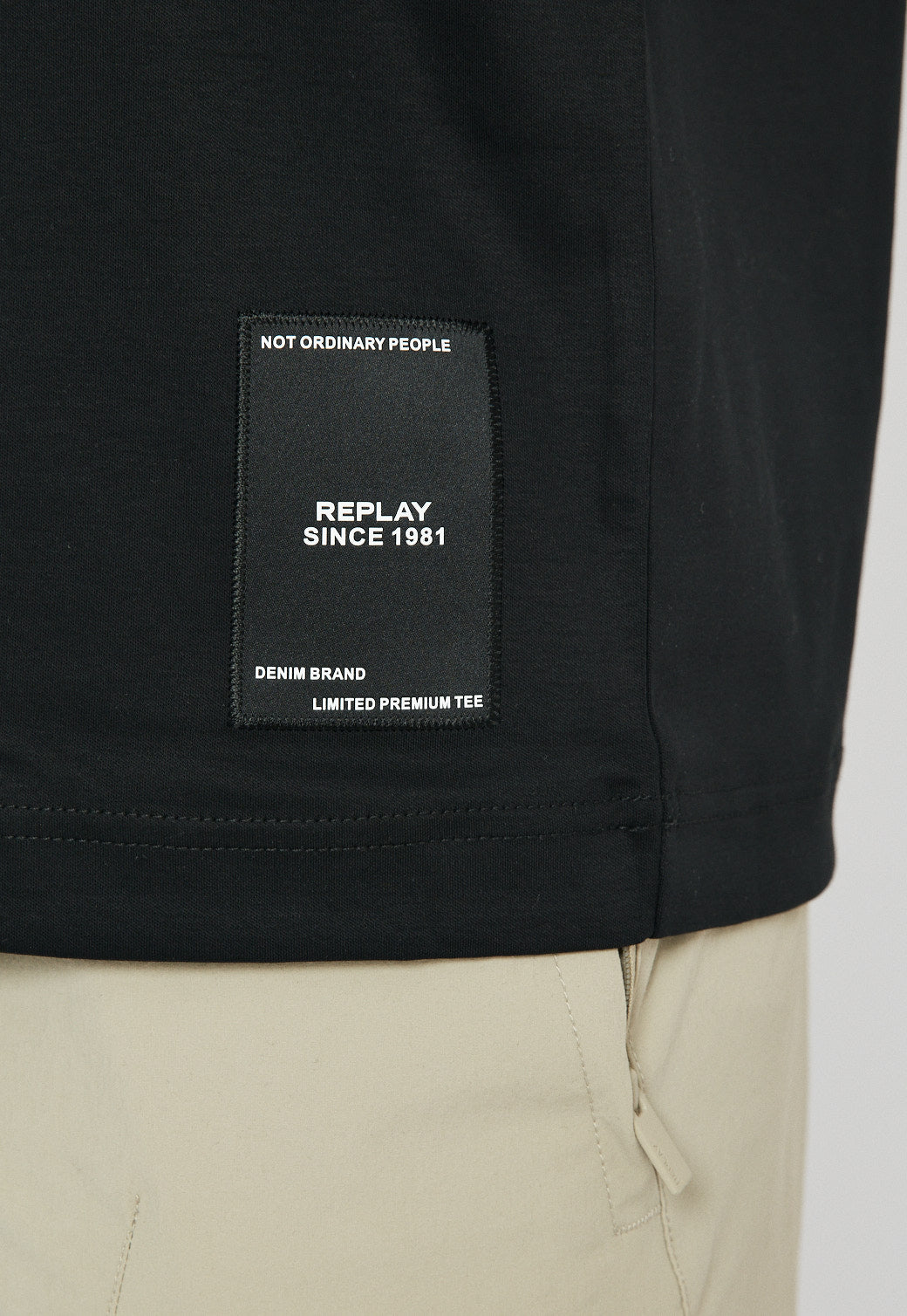 טי-שירט לגברים בצבע שחור עם לוגו צדדי