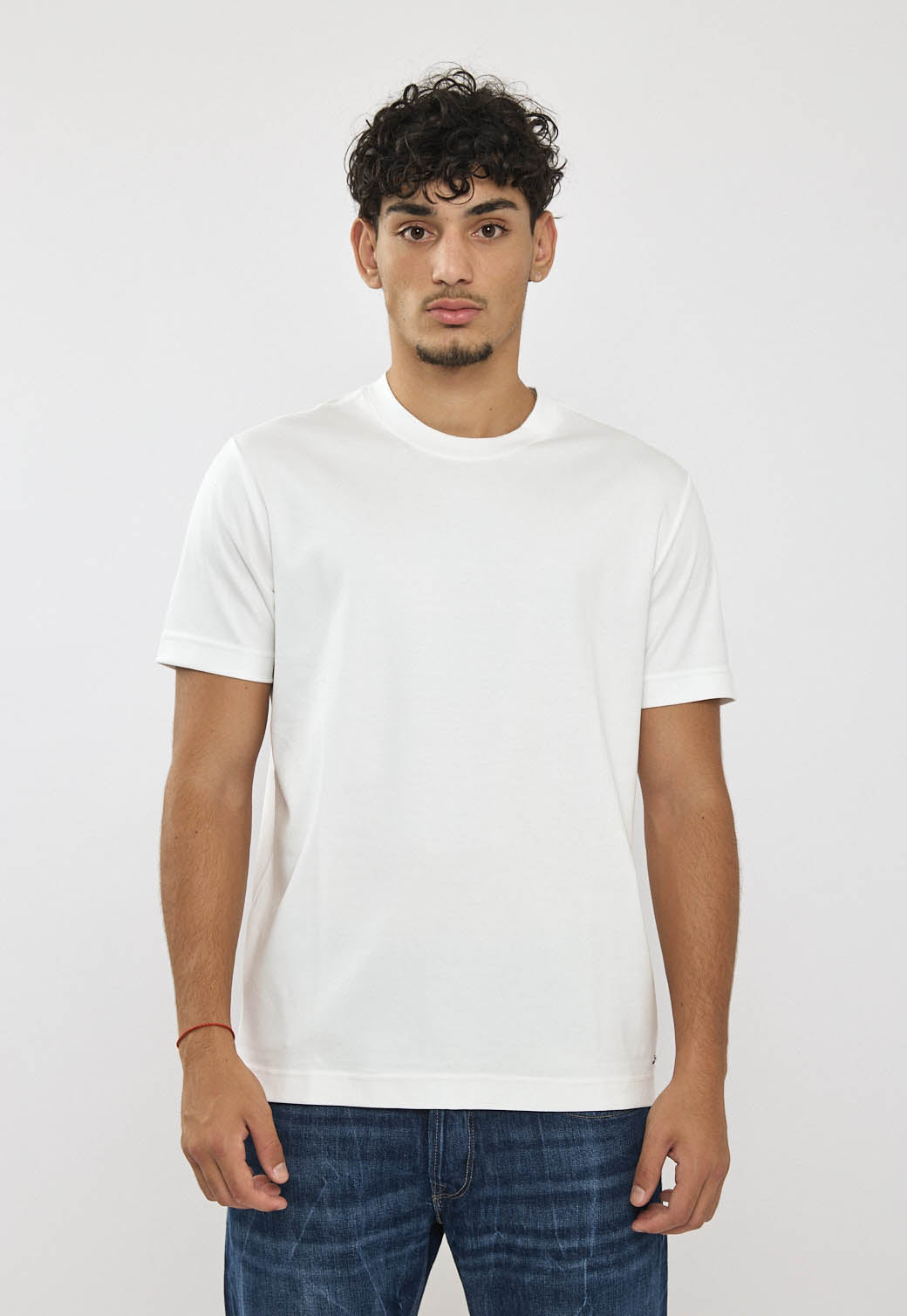 טי-שירט לגברים בצבע לבן בגזרה קלאסית