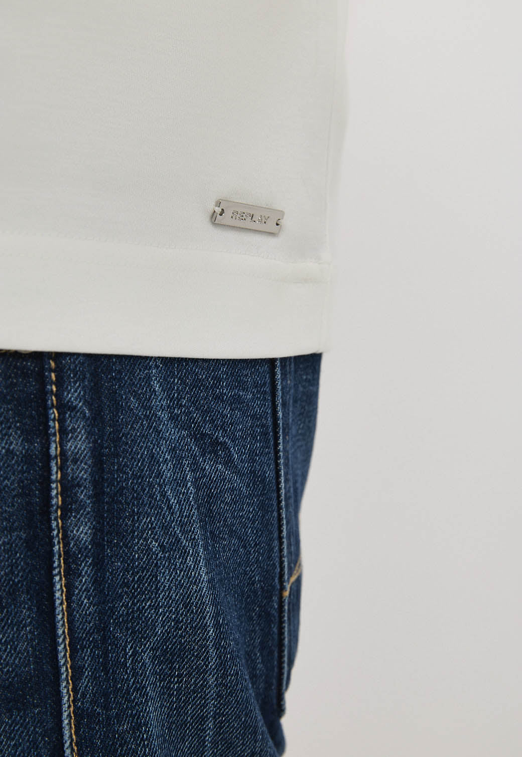 טי-שירט לגברים בצבע לבן בגזרה קלאסית