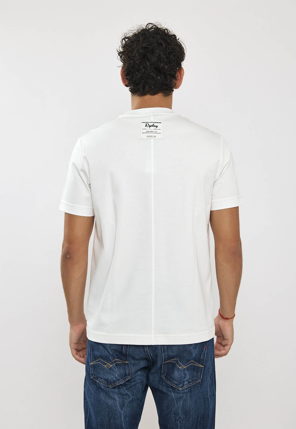טי-שירט לגברים בצבע לבן בגזרה קלאסית