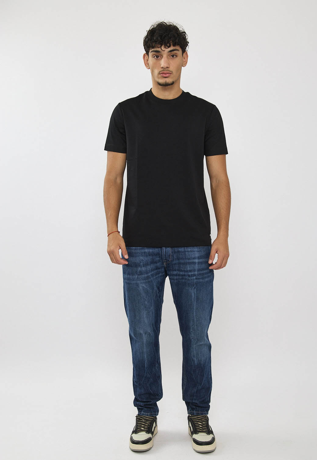 חולצת טי שירט לגברים בצבע שחור