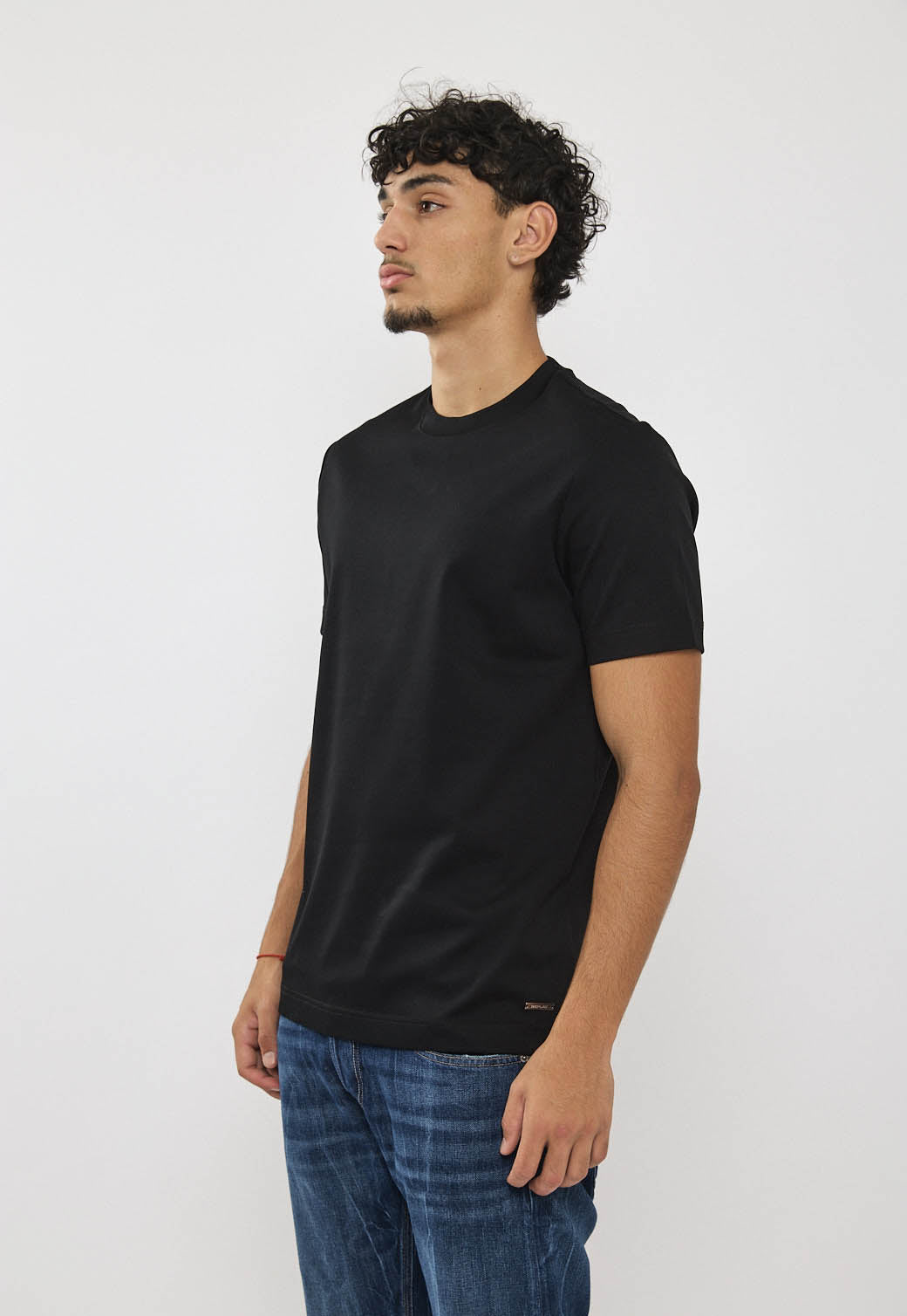 חולצת טי שירט לגברים בצבע שחור