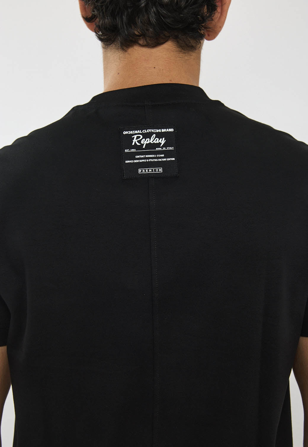 חולצת טי שירט לגברים בצבע שחור