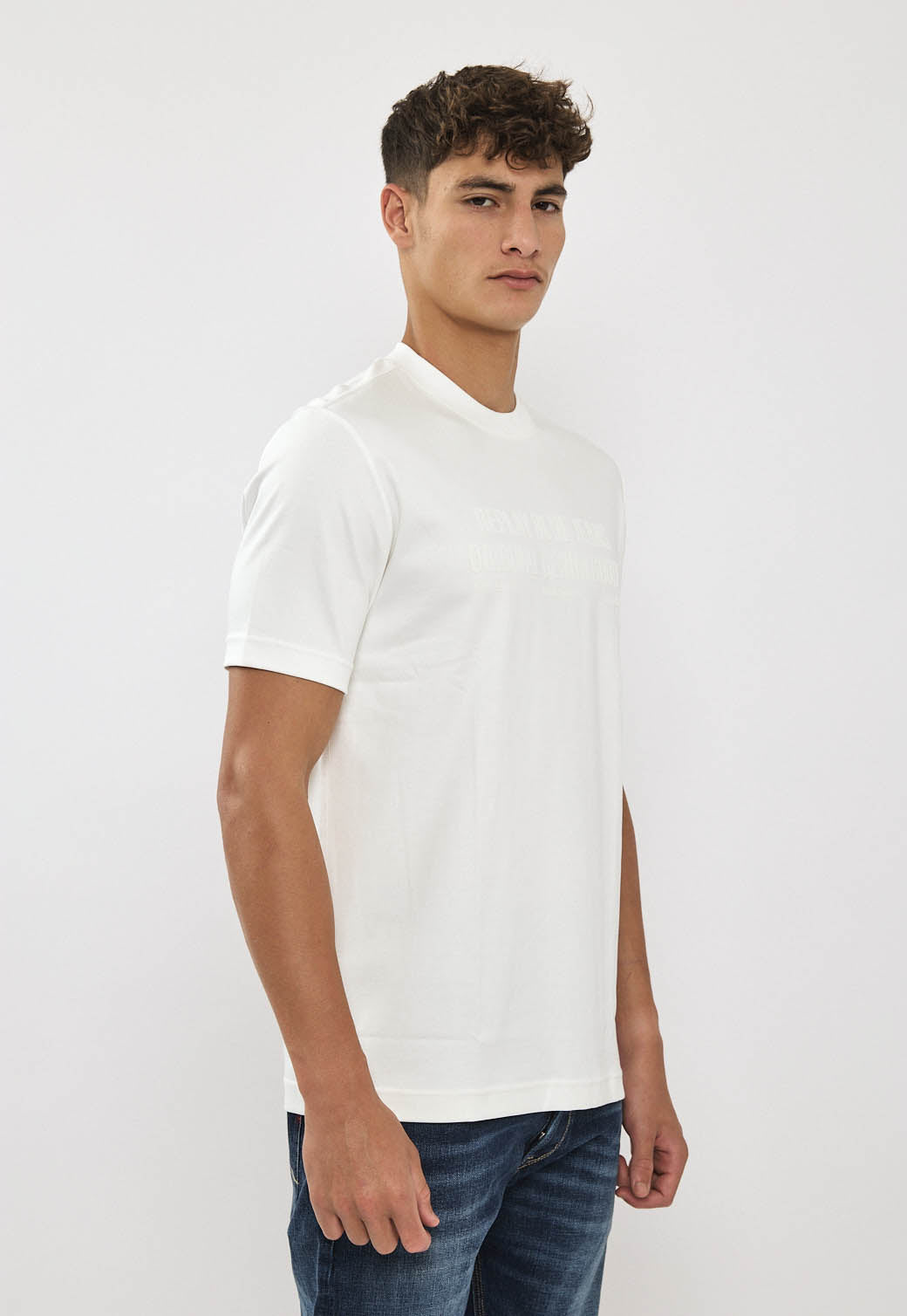 טי-שירט לגברים בצבע לבן עם הדפס