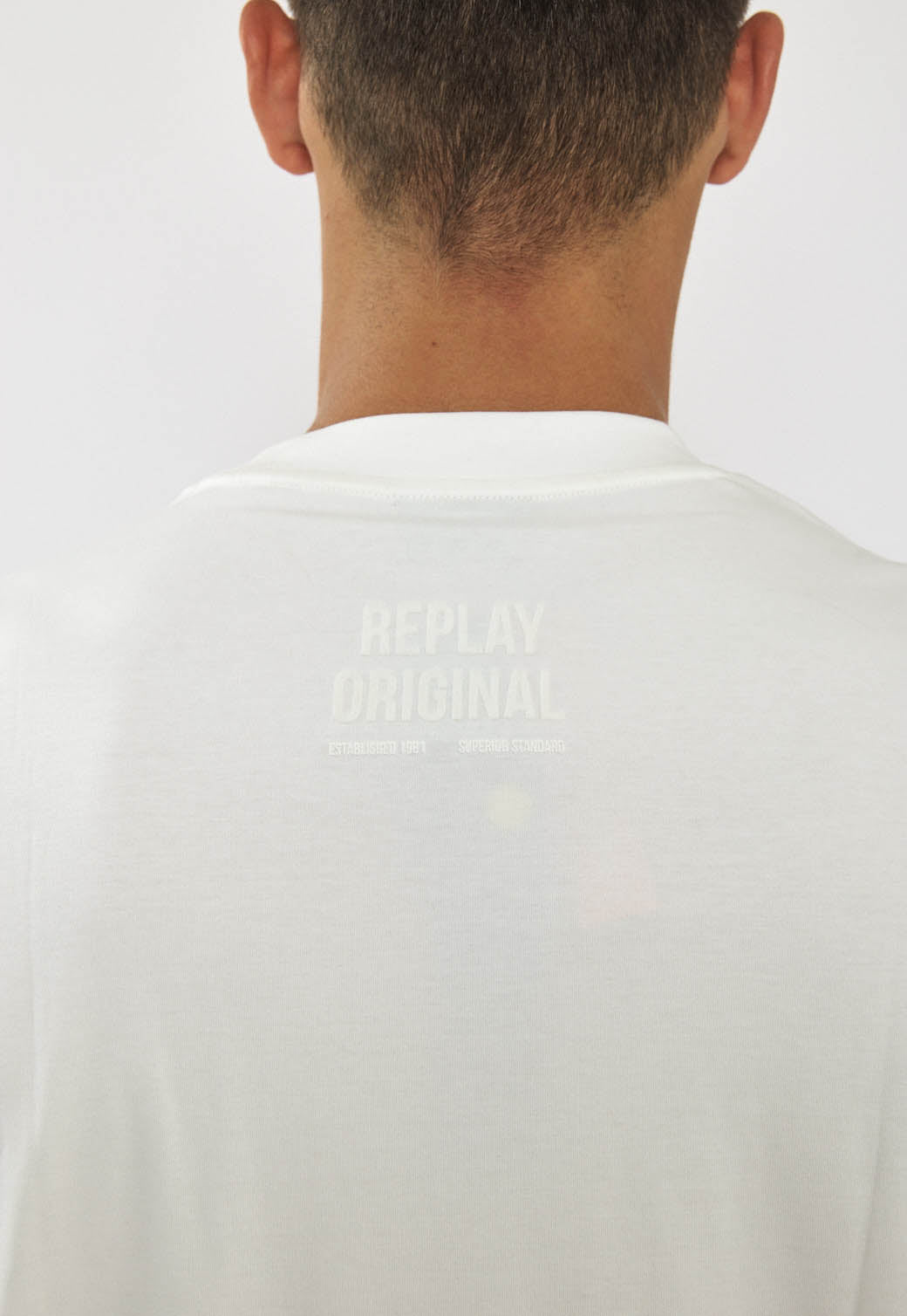 טי-שירט לגברים בצבע לבן עם הדפס