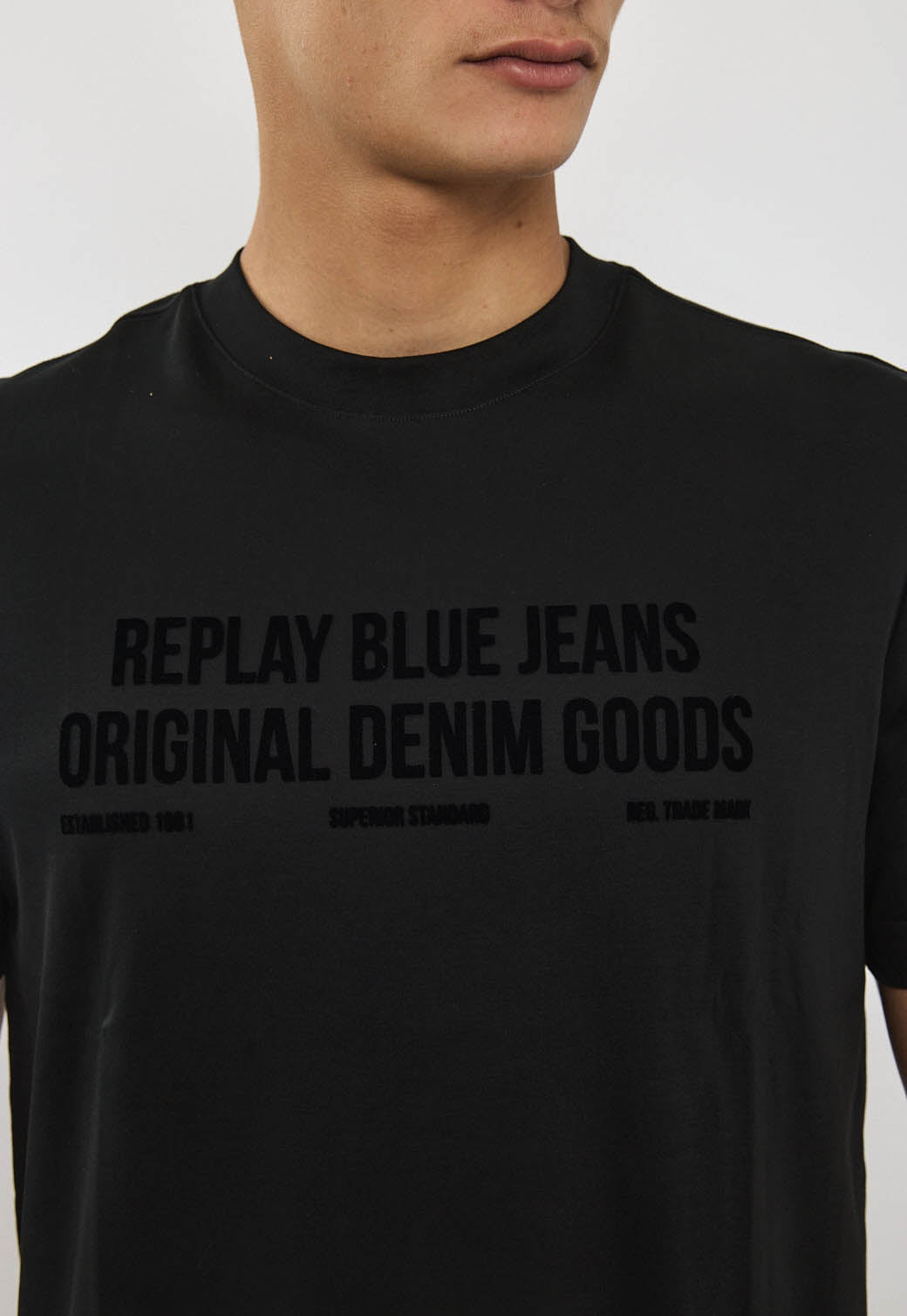 טי-שירט לגברים בצבע שחור עם הדפס בחזה