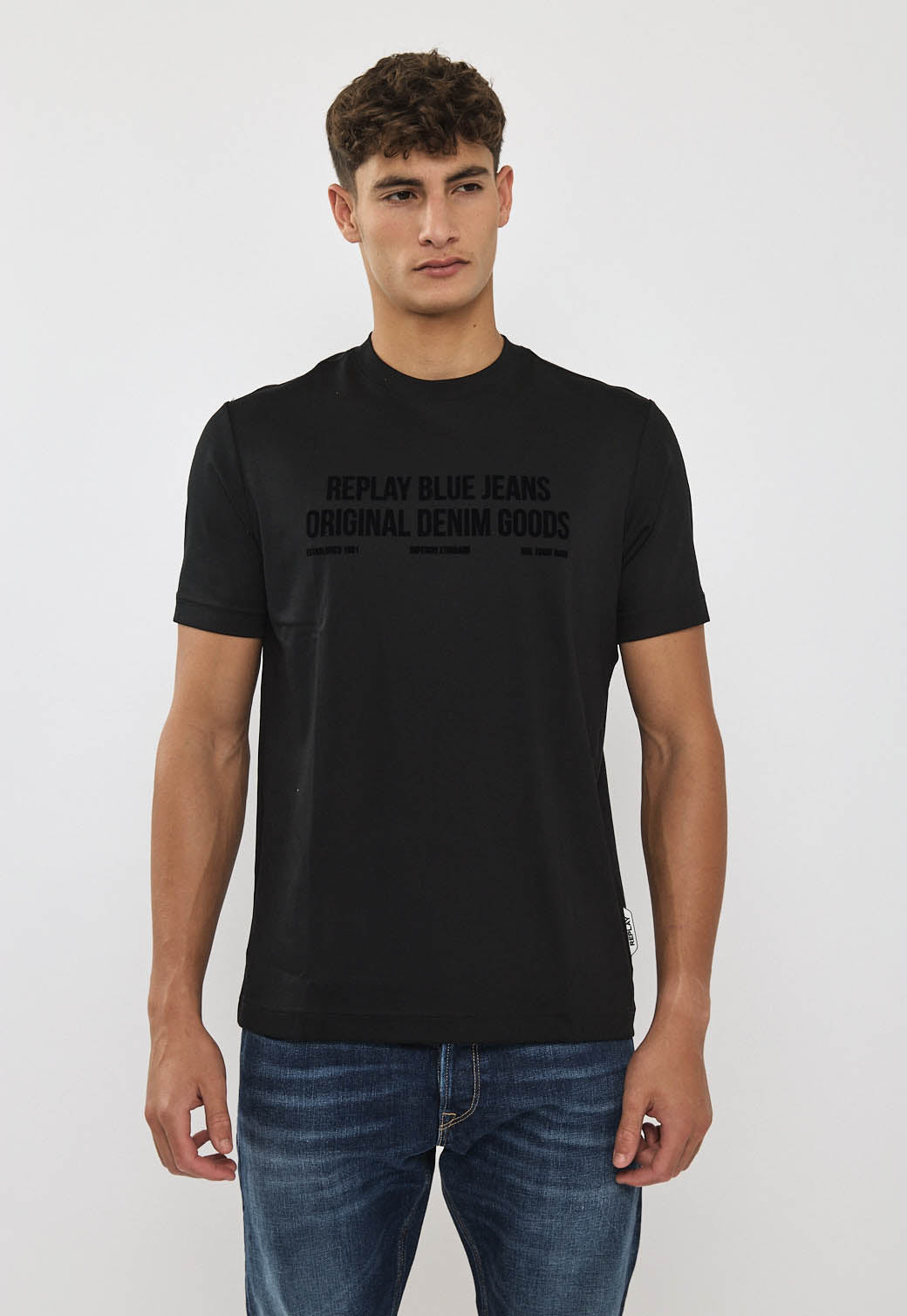 טי-שירט לגברים בצבע שחור עם הדפס בחזה