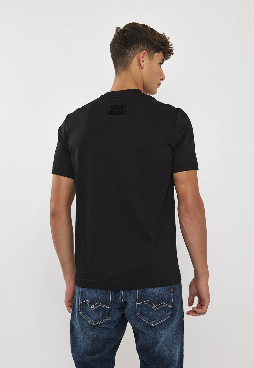 טי-שירט לגברים בצבע שחור עם הדפס בחזה