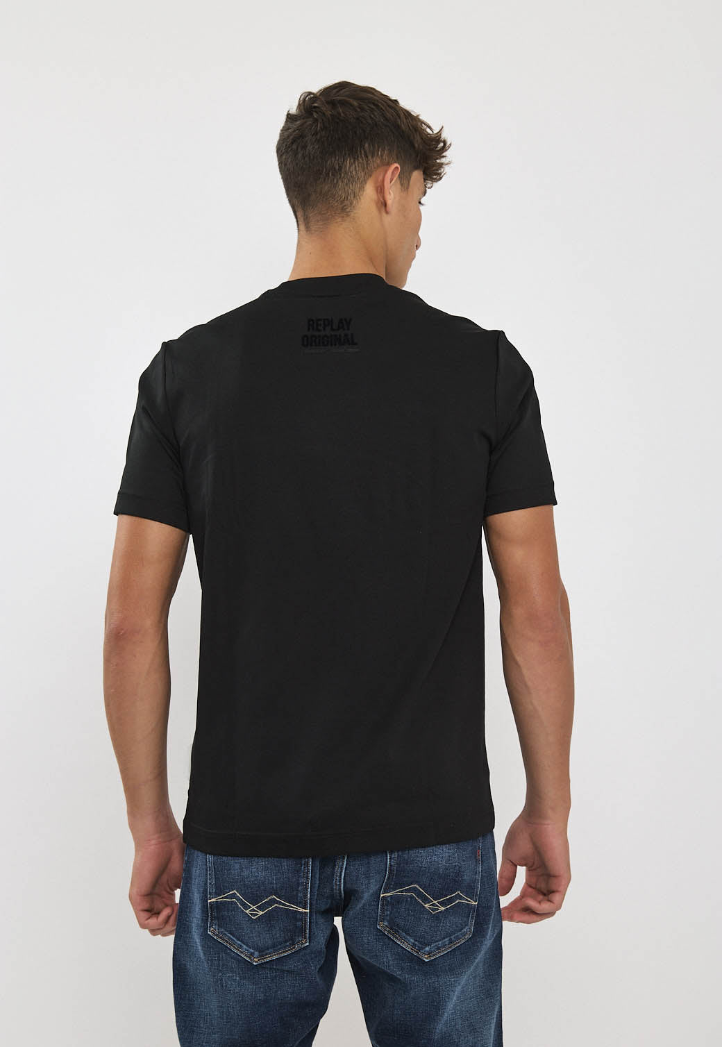 טי-שירט לגברים בצבע שחור עם הדפס בחזה