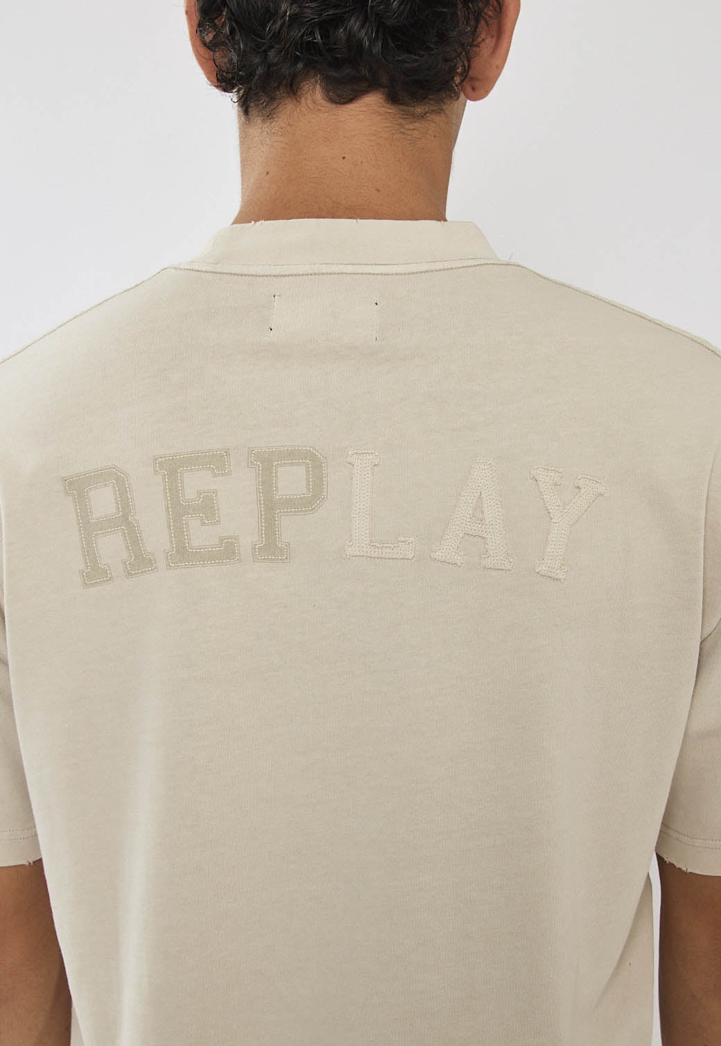 טי-שירט לגברים בצבע אבן