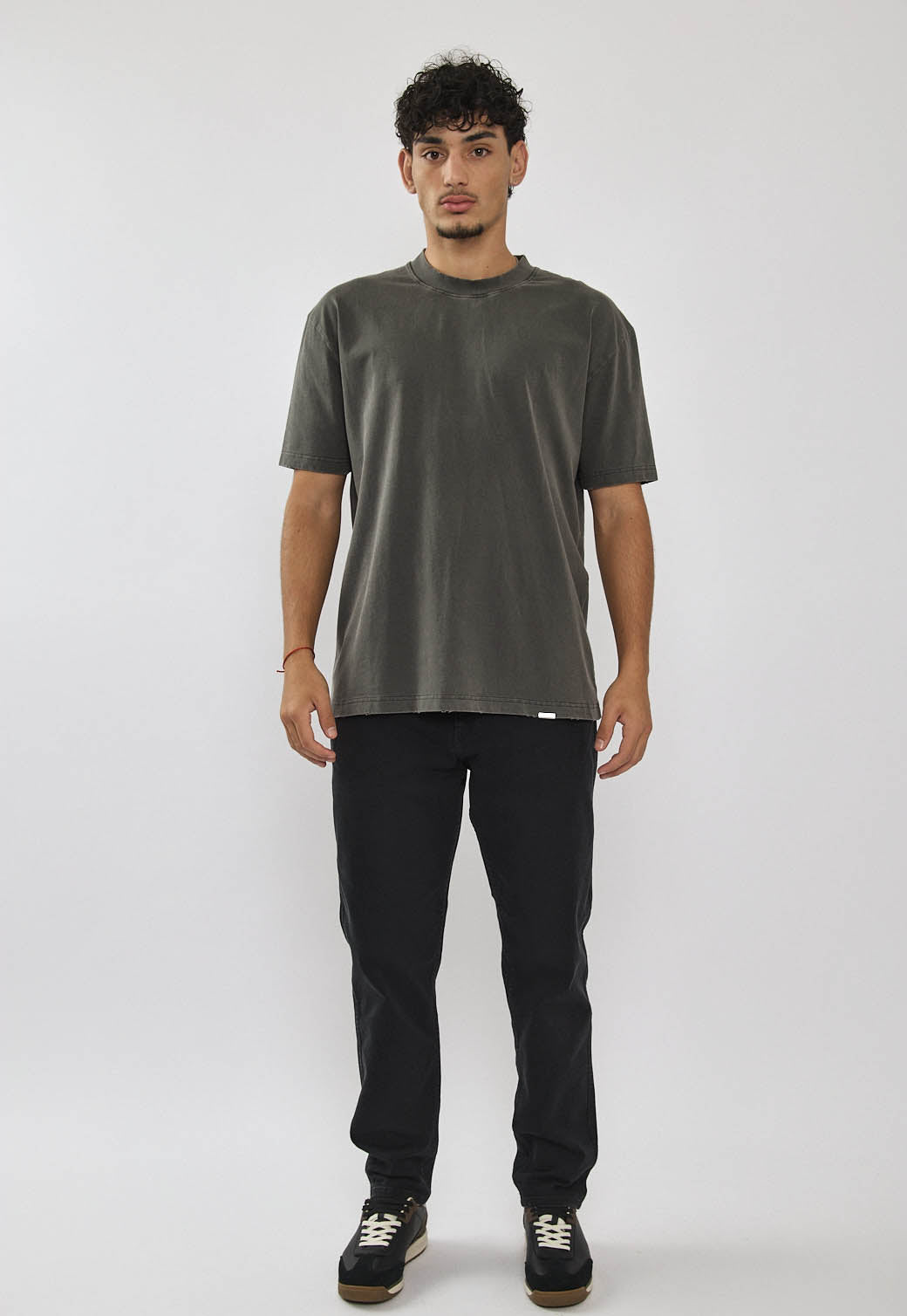 טי-שירט לגברים בצבע אפור בהיר עם לוגו בגב