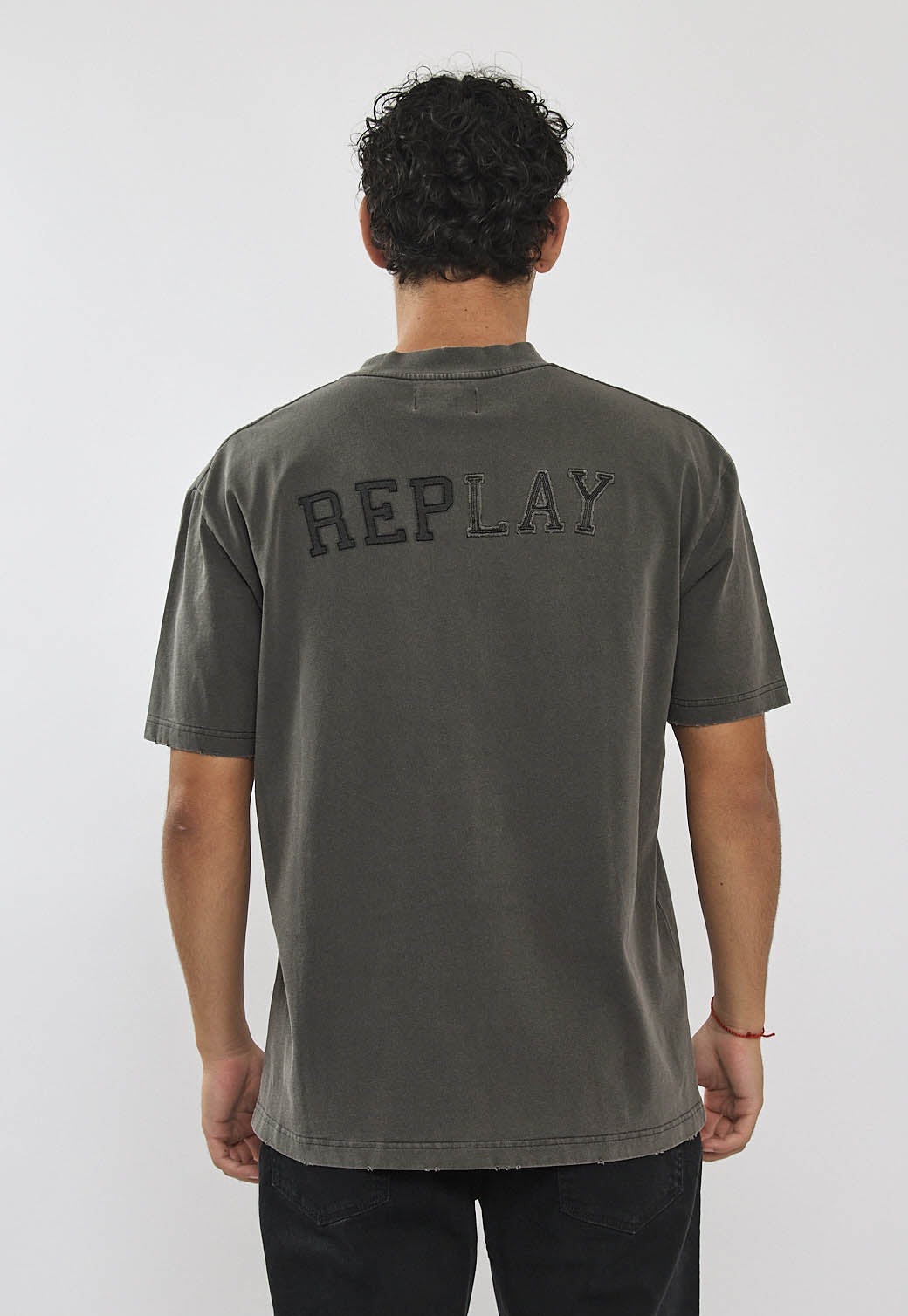 טי-שירט לגברים בצבע אפור בהיר עם לוגו בגב