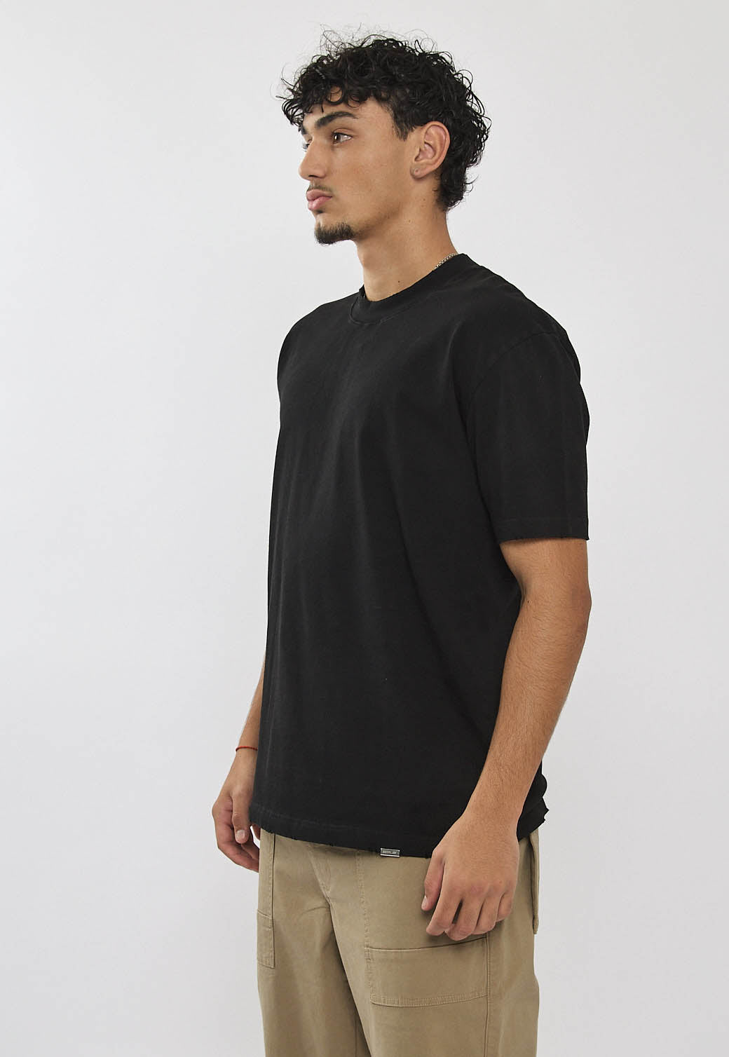טי-שירט לגברים בצבע שחור