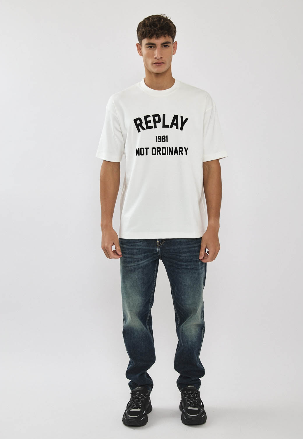 טי-שירט לגברים בצבע שמנת עם הדפס קדמי