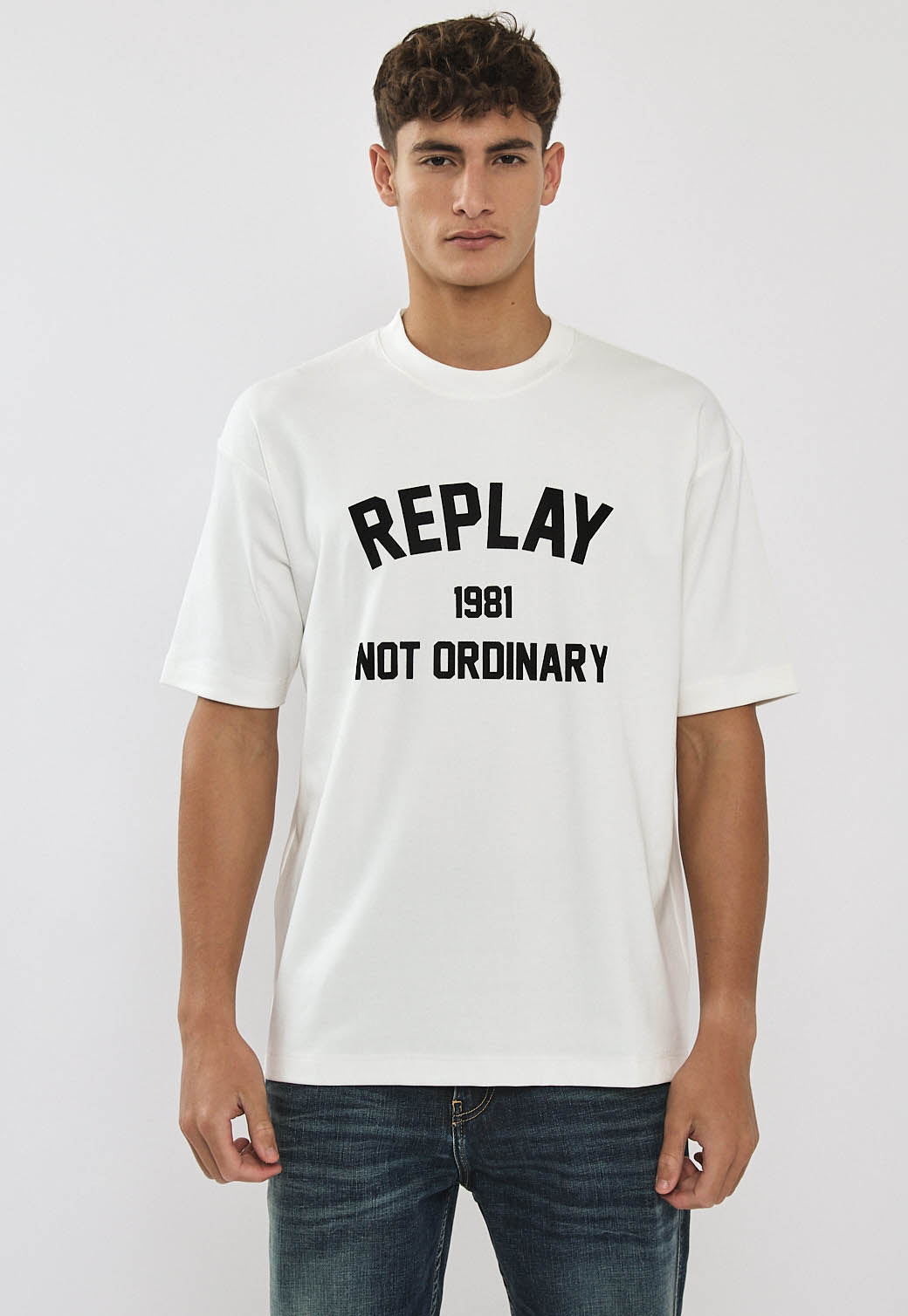 טי-שירט לגברים בצבע שמנת עם הדפס קדמי