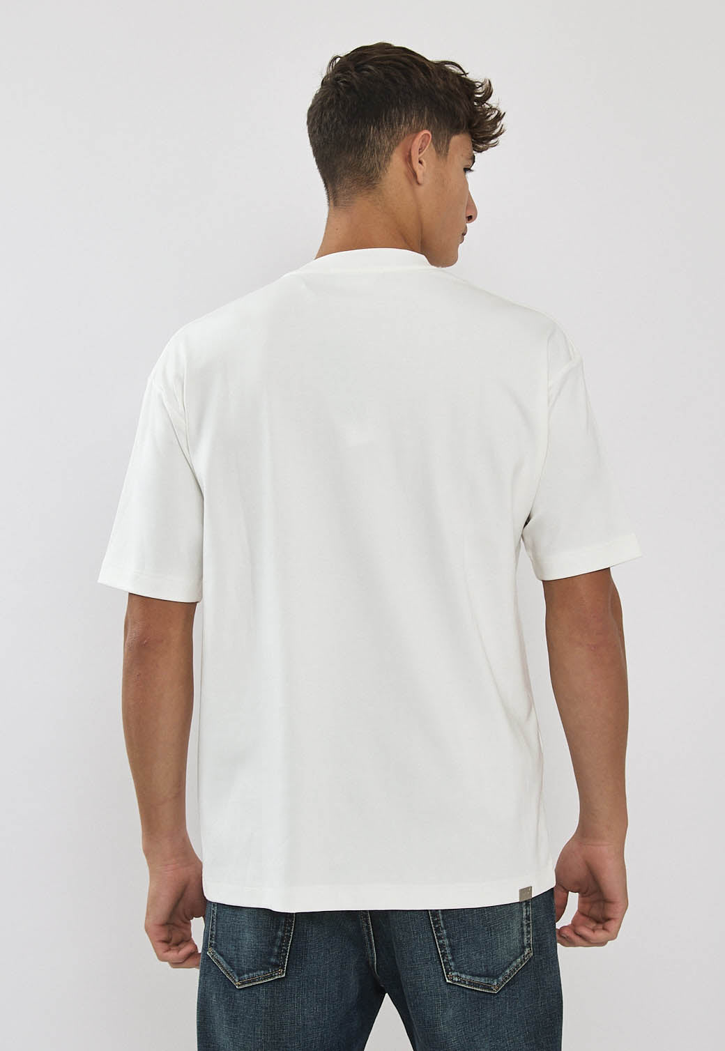 טי-שירט לגברים בצבע שמנת עם הדפס קדמי