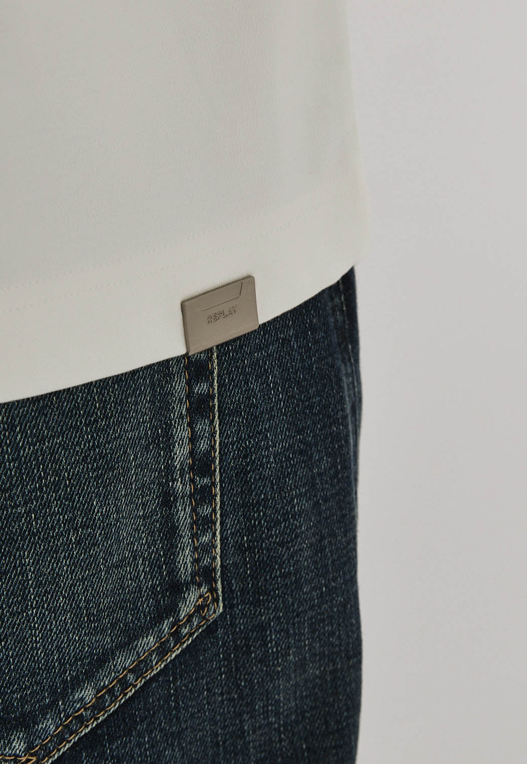 טי-שירט לגברים בצבע שמנת עם הדפס קדמי