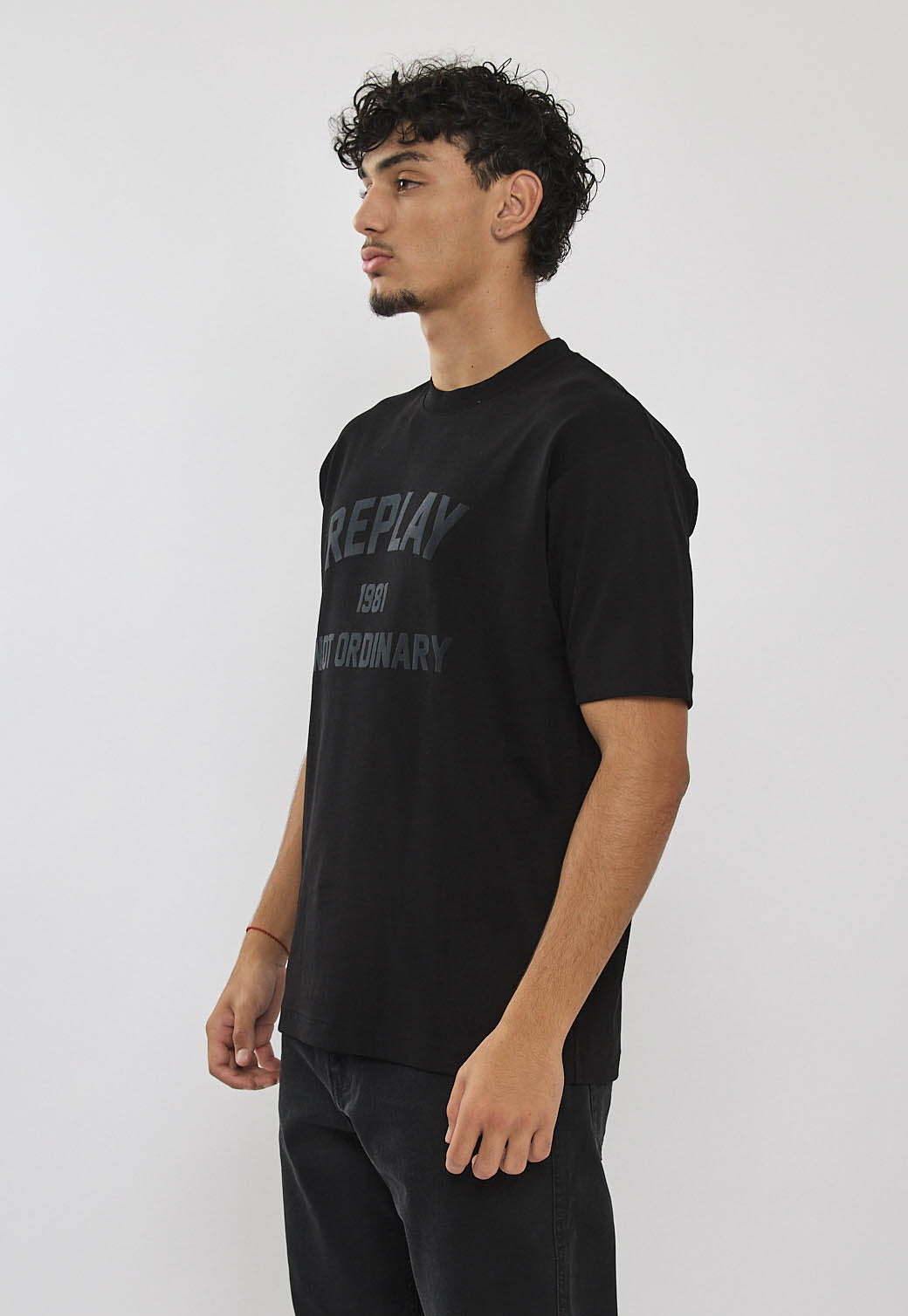 טי-שירט לגברים בצבע שחור עם לוגו