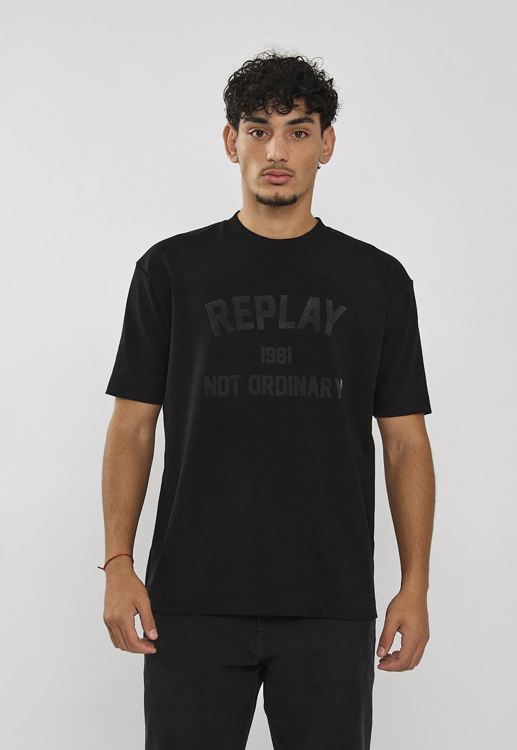 טי-שירט לגברים בצבע שחור עם לוגו