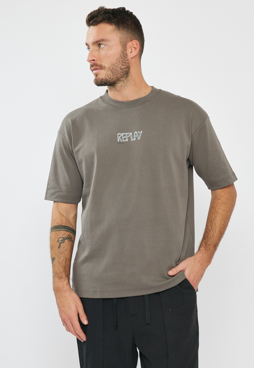 טי-שירט לגברים בצבע אפור עם הדפס לוגו בגב