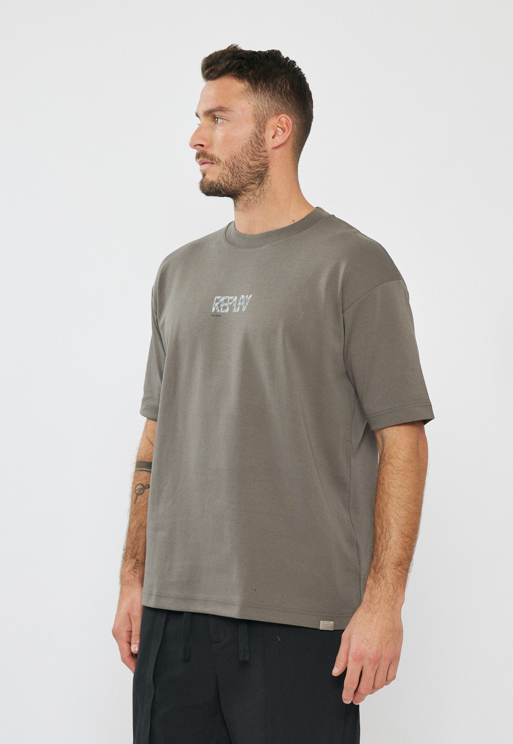 טי-שירט לגברים בצבע אפור עם הדפס לוגו בגב
