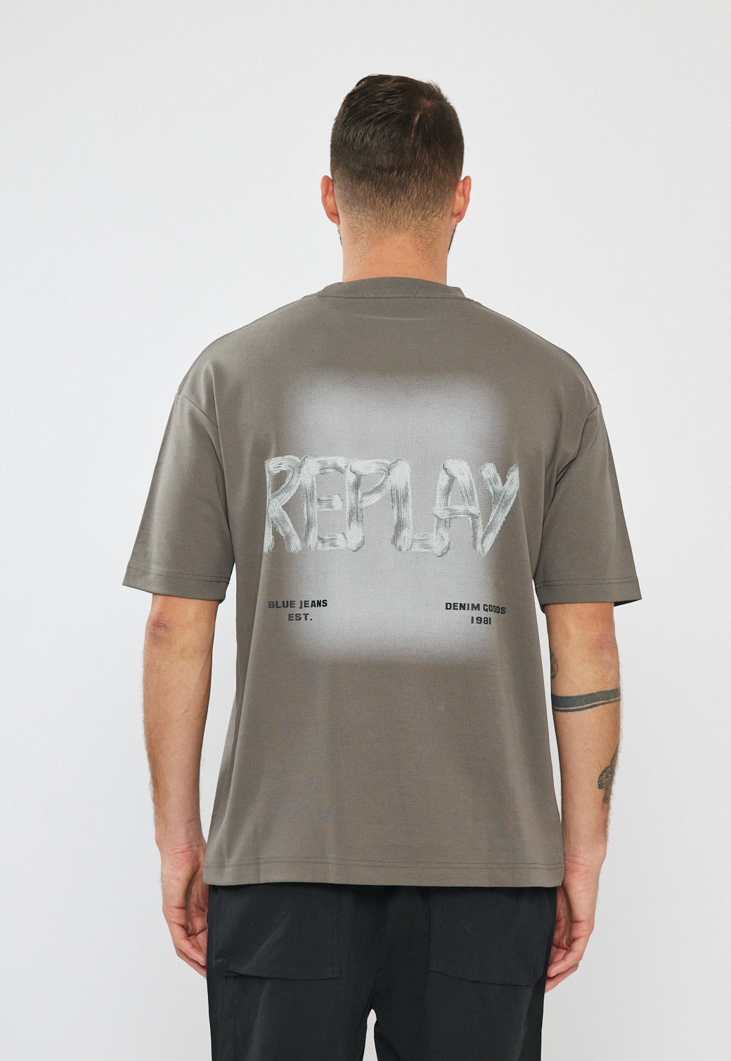 טי-שירט לגברים בצבע אפור עם הדפס לוגו בגב