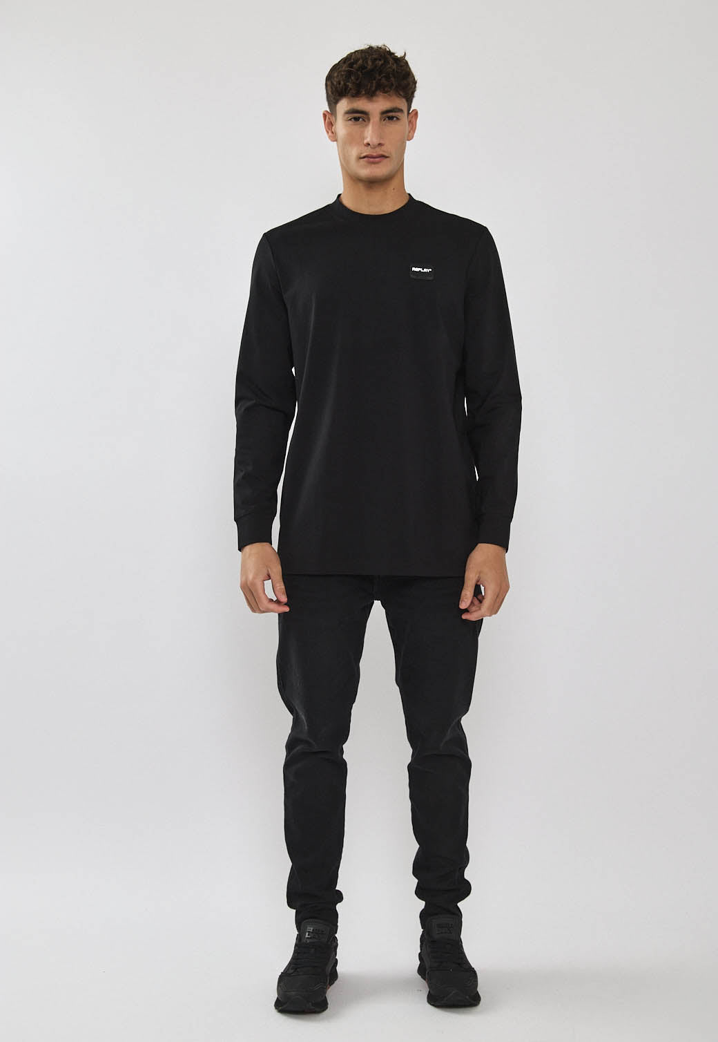 טי־שירט שרוול ארוך לגברים בצבע שחור