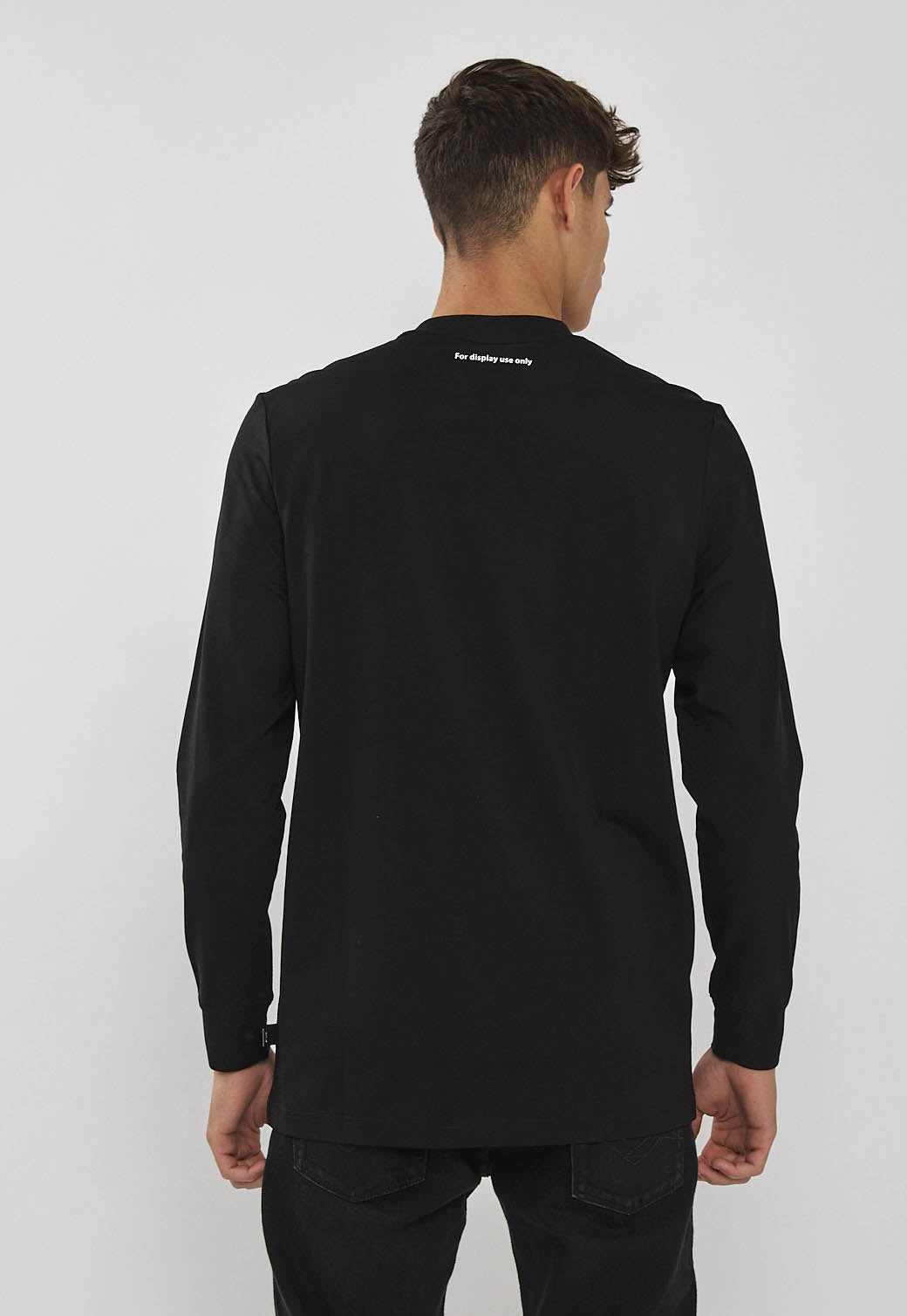 טי־שירט שרוול ארוך לגברים בצבע שחור