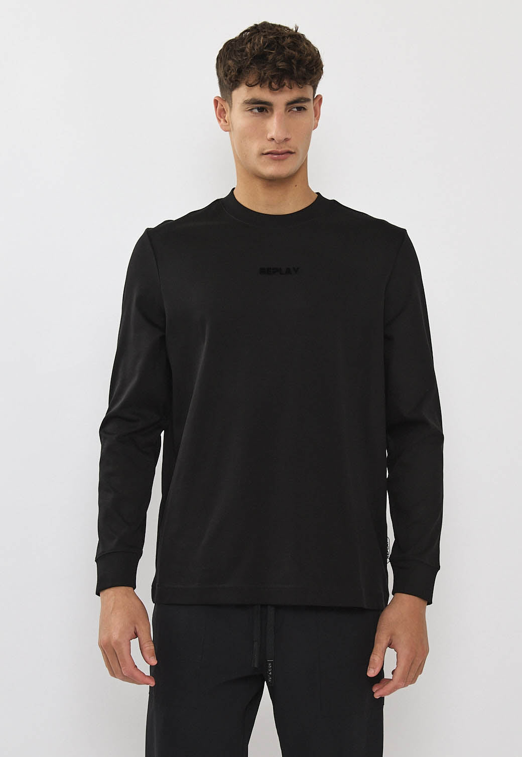 טי-שירט שרוול ארוך לגברים בצבע שחור עם לוגו שחור