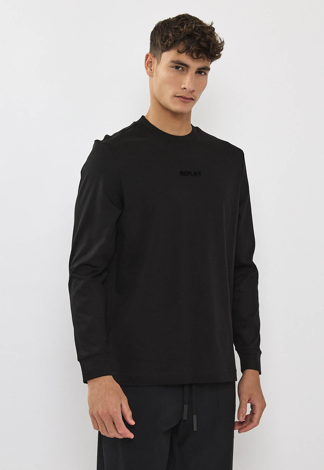 טי-שירט שרוול ארוך לגברים בצבע שחור עם לוגו שחור