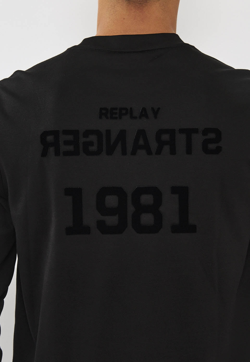 טי-שירט שרוול ארוך לגברים בצבע שחור עם לוגו שחור