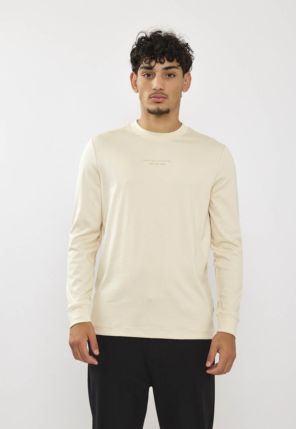 טי-שירט שרוול ארוך לגברים בצבע שמנת עם לוגו