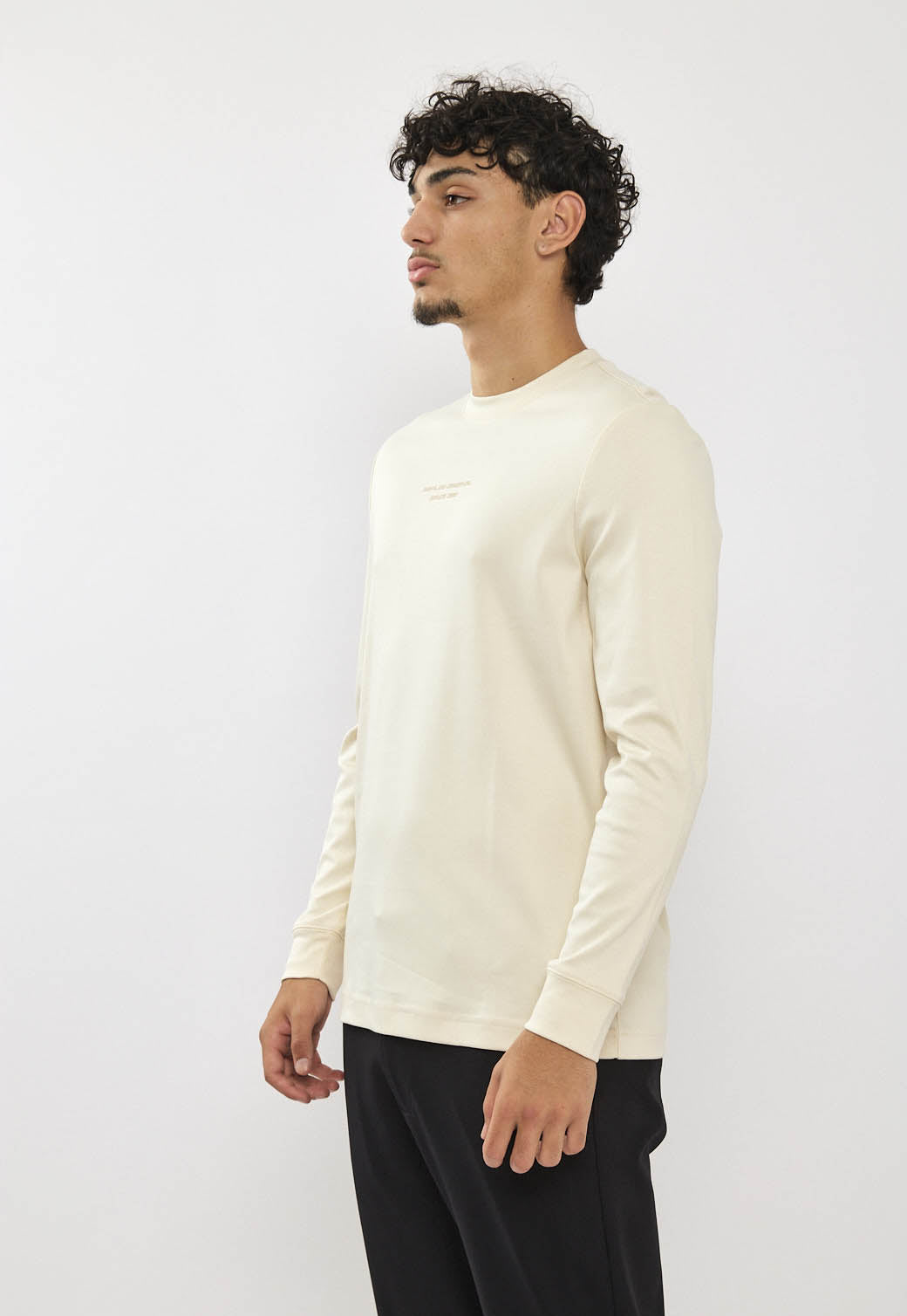 טי-שירט שרוול ארוך לגברים בצבע שמנת עם לוגו