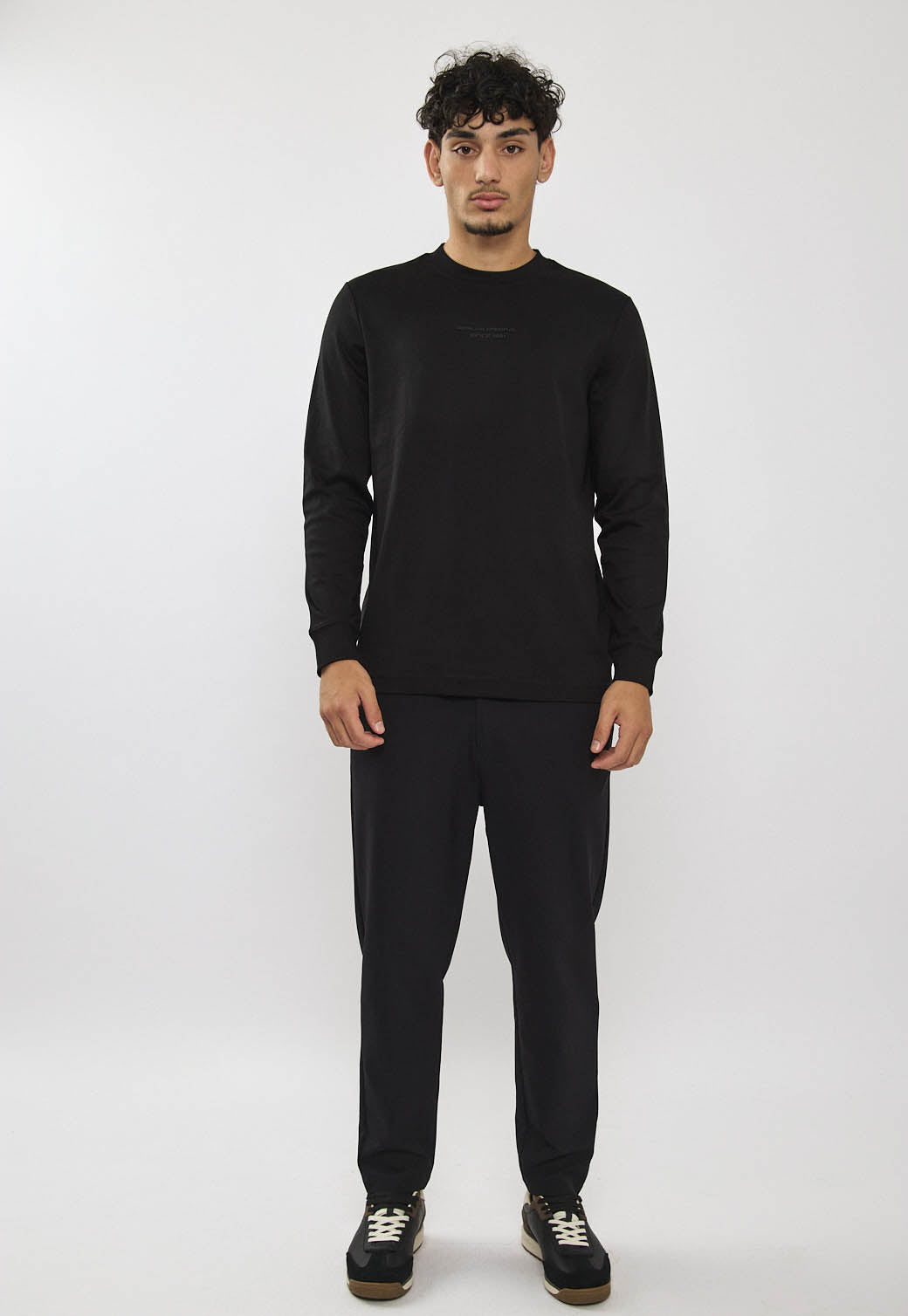 טי-שירט ארוכה לגברים בצבע שחור