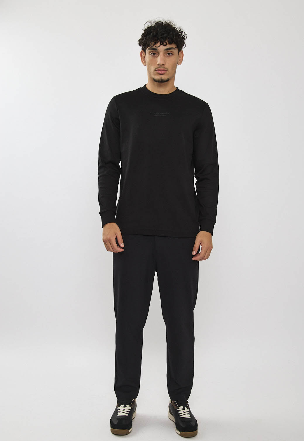 טי-שירט ארוכה לגברים בצבע שחור