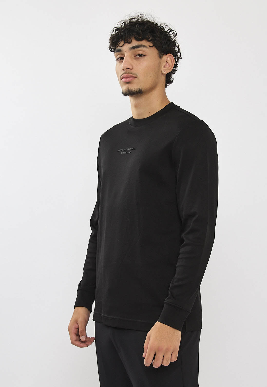 טי-שירט ארוכה לגברים בצבע שחור